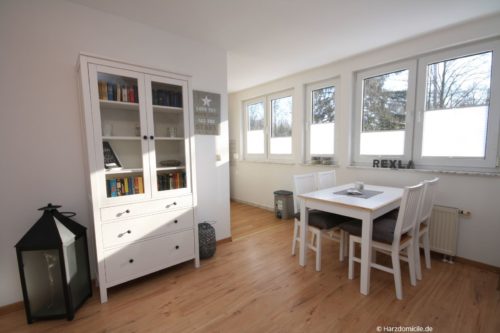Wohn- /Essbereich mit Schlafcouch und offener Küche – Ferienwohnung an der Seilbahn