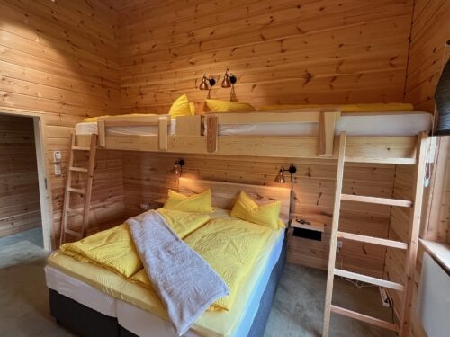 Schlafzimmer 1