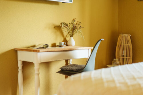 Schlafzimmer mit Arbeitsplatz